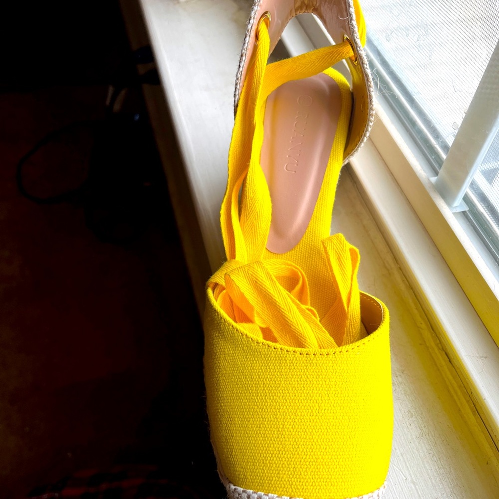 Lemon wedge wrap leg strap// Size 7.5 new in box!